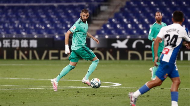 سحر بنزيما يرفع ريال مدريد لصدارة الليجا منفردا بفوز صعب على إسبانيول