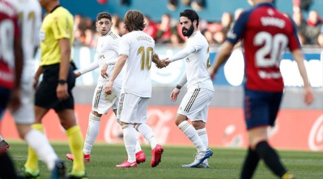 ريال مدريد يكتسح أوساسونا برباعية لينفرد بصدارة الدوري الإسباني