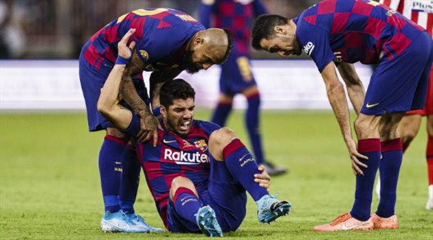 لويس سواريز مهدد باعتزال كرة القدم.. تصريحات نارية من طبيب برشلونة