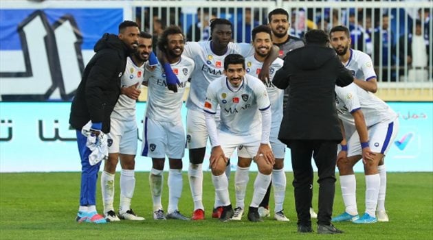 مستشار تحكيمي يحسم الجدل.. فوز الهلال على أبها "غير شرعي"