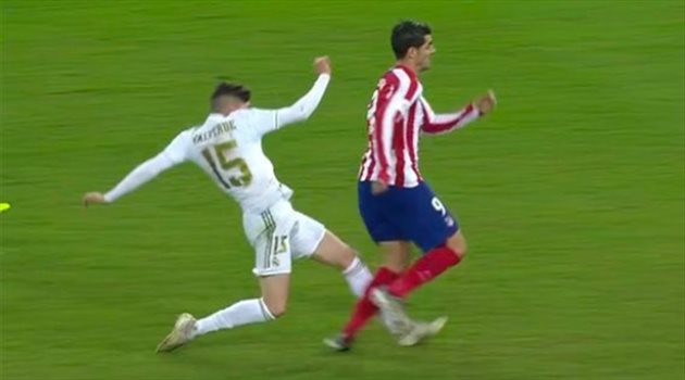 "السوبر الإسباني" يفتح النار على مدافع الأهلي.. والبديل "تعاوني"