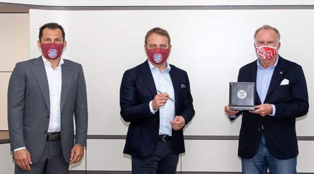 بحضور الكمامة.. بايرن ميونيخ يجدد عقد مدربه فليك حتي 2023