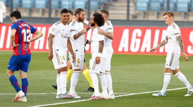 زيدان معجب بـ"كريم بنزيما".. لهذا السبب