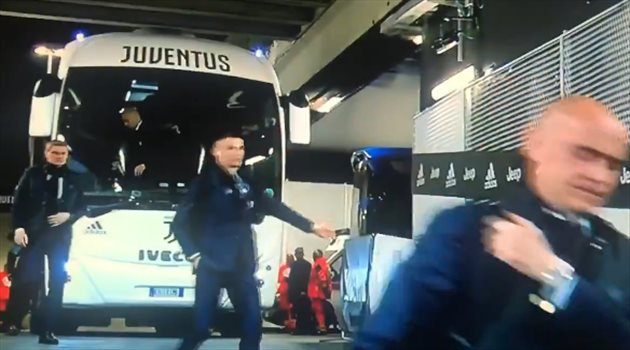 فيديو طريف| رونالدو عصر "كورونا".. الدون يصافح الهواء في غياب الجماهير !