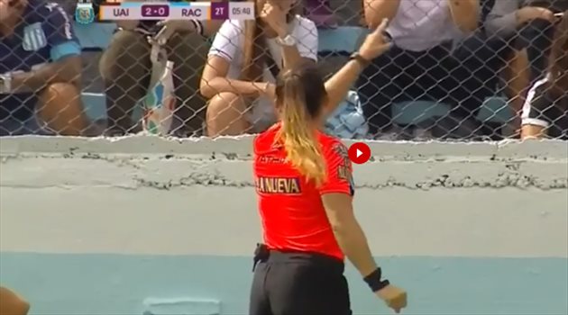 تصرف غريب.. حكمة أرجنتينية توقف مباراة لطرد مشجع من المدرجات