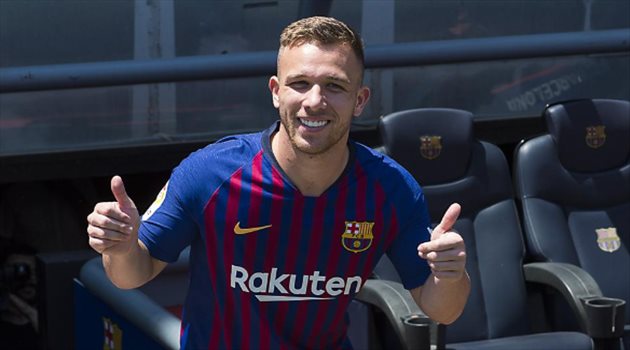 صراع ثنائي شرس على نجم برشلونة.. شرط وحيد يسمح برحيله
