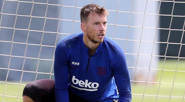 غموض في مستقبل نيتو مع برشلونة