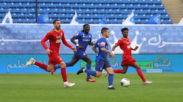 إعلامي يوجه "رسالة نارية" للهلال بعد قرار عودة الدوري