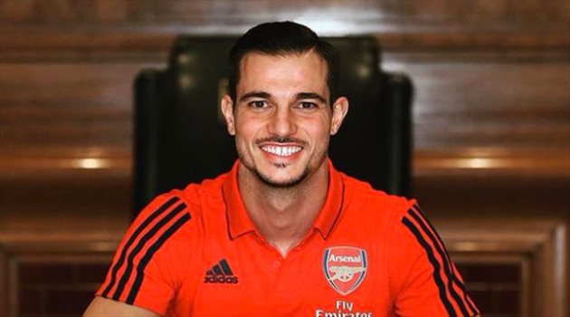 آرسنال يواصل صفقاته الدفاعية ويضم رسميا لاعب جديد