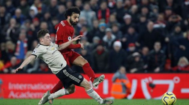 تقرير| وأخيرا.. محمد صلاح يكسر عقدة مانشستر يونايتد ويمزق جوارب أشلي يونج