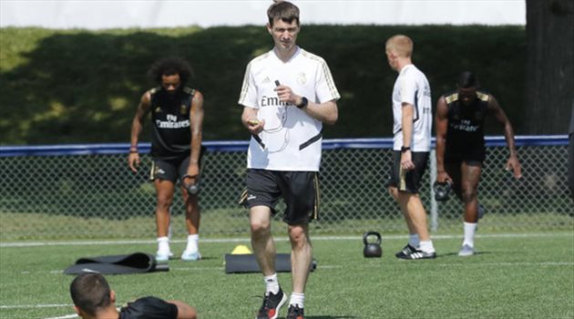 نظام تدريبي وغذائي قاسي واستعانة بأطباء نفسيين.. كيف يتعامل ريال مدريد مع التوقف