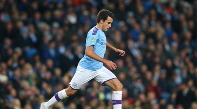 أقل سعر.. برشلونة يقدم عرضه الأول لضم مدافع مانشستر سيتي