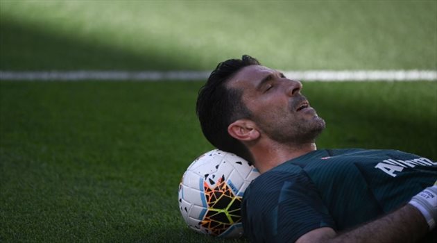 رسميا.. بوفون مستمر في ملاعب كرة القدم حتى الـ 46 عاما مع بارما