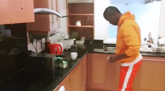 فيديو| "ضد معايير النظافة"..لاعب يقدم أغبي تحدي للبقاء في المنزل