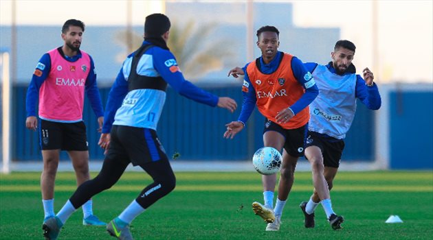 الرباط الصليبي يصدم حارس الهلال.. والفريق يستأنف تدريباته استعدادا لمواجهة أبها