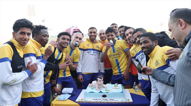 "أبو محمد".. النصر يحتفل بمولود حمد الله الأول وتصرف غريب من مايكون