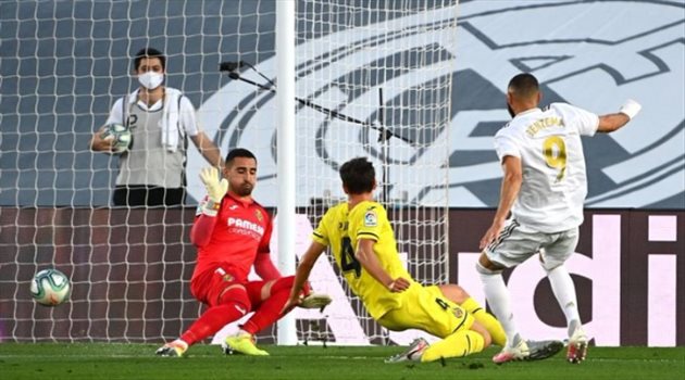 ريال مدريد يتوج بالدوري الإسباني رسميا.. بثنائية بنزيما في شباك فياريال
