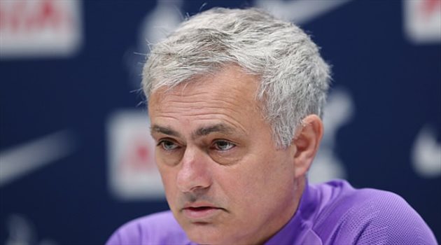 فيديو| لفتة رائعة من مورينيو بمساعدة كبار السن في أزمة كورونا