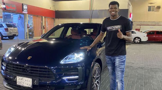 صور| غضب في الأهلي .. سيارة الربيعي تشعل أزمة الرواتب