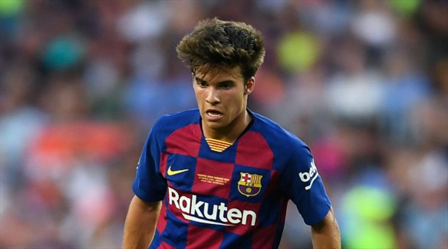 فيديو| نجم برشلونة يستعرض مهاراته الغريبة أثناء توقف النشاط