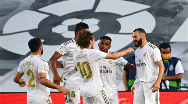  صور| ريال مدريد يحتفل بلقب الدوري الإسباني.. بـ"قمصان استثنائية وكأس البطولة"