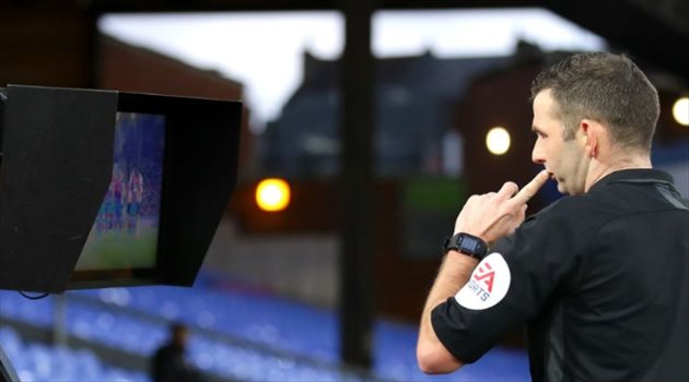 نصيحة لحكام البريميرليج بالعودة لشاشات "VAR" بعد الجدل هذا الموسم