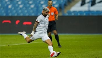 إيفر بانيجا أسطورة ريال مدريد يخطف بانيجا من الشباب.. ويمنعه عن الهلال