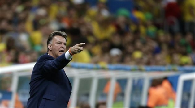 بعد أيام من الصدمة.. فان خال يعلن شفائه من مرض السرطان 