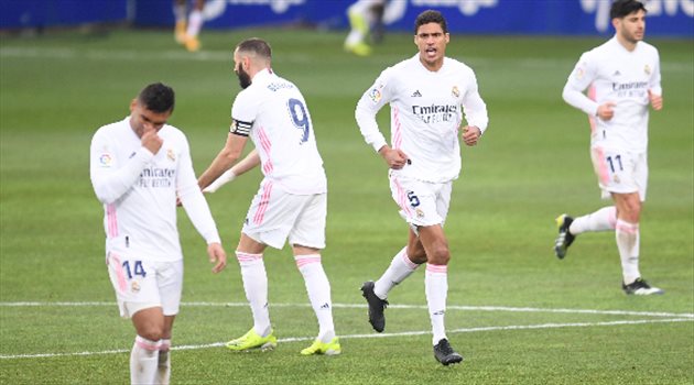 فاران - كاسيميرو - من مباراة ريال مدريد وهويسكا فاران بطل في ريال مدريد.. الفرنسي أنقذ زيدان بـ"رقم قياسي خطير"