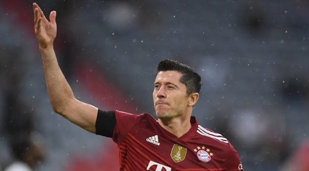 صديق ليفاندوفيسكي يكشف تطورات مثيرة في مستقبله: يريد تجربة جديدة