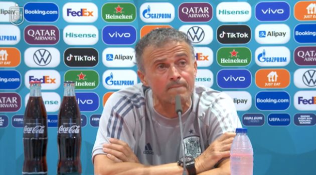 لويس إنريكي عدو الإعلام.. إنريكي ينتقد الصحفيين بسبب سؤال عن إشارته المسيئة