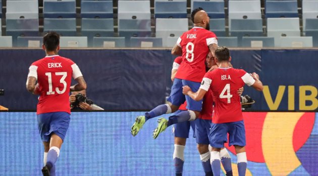 صورة "تزعج" جماهير تشيلي في كوبا أمريكا.. فيدال يحتفل مع سواريز!