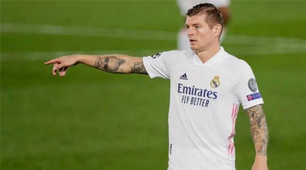 تصرف مثير للجدل.. ماذا قال كروس الغاضب لأنشلوتي أمام تشيلسي