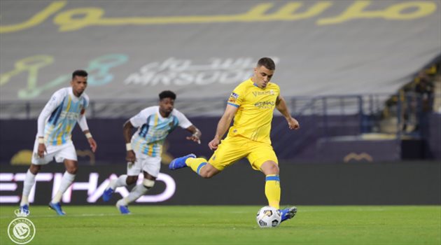 حارس القادسية "يخشى" حمد الله في مباريات النصر.. لهذا السبب