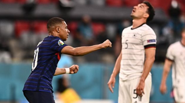 رد قاسي من مبابي على إهانة إيتو له قبل قمة الجزائر والكاميرون