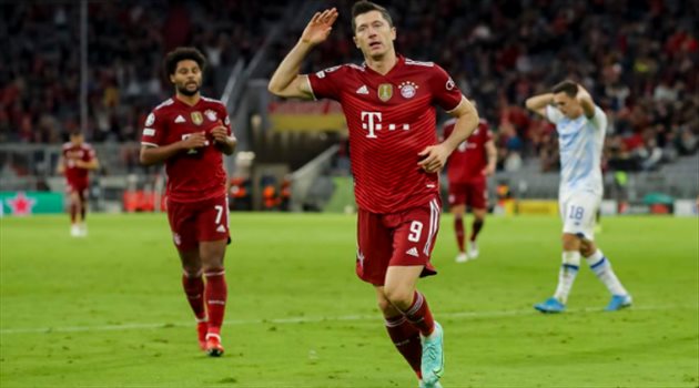 أحذر يا برشلونة.. ليفاندوفيسكي وكريستيانو قادة هجوم يونايتد