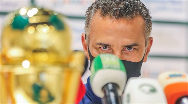 رسميا| البلطان يفاجئ الهلال.. إقالة شاموسكا قبل موقعة الكأس