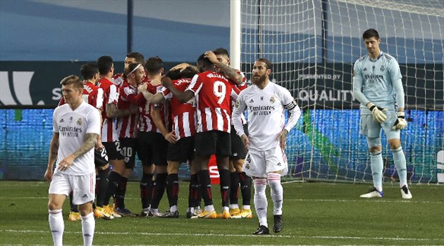 زيدان "يعاقب" نجم ريال مدريد.. "قرار غريب جدا"