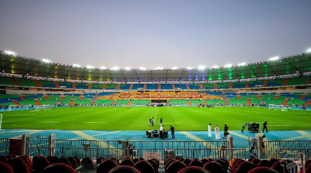 صورة تثير غضب الأهلاوية.. سقوط "مدرجات" ملعب عبد الله الفيصل