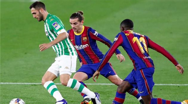 ريال بيتيس يحسم مفاوضات النصر مع مدافعه بقرار رسمي