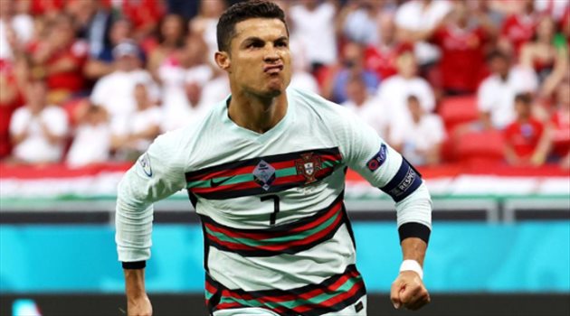 أسطورة إيران يبعث رسالة إلى رونالدو.. "بعد معادلة الرقم الأسطوري"