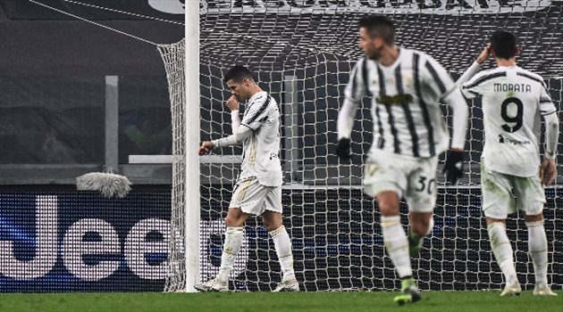 صورة| رد فعل "غاضب جدا" من بيرلو.. بعد فرصة موراتا الغريبة