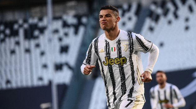 نجم يوفنتوس "يسخر" من انتقادات رونالدو.. ويتفق مع جوراديولا