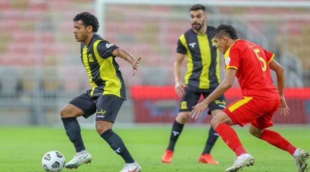 "نجم القادسية ينتقل إلى الاتحاد".. رد رسمي حاسم