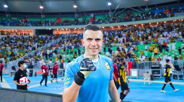 كوزمين ينتشل جروهي قبل السقوط في مرمى السوشيال بعد صدمة التعاون