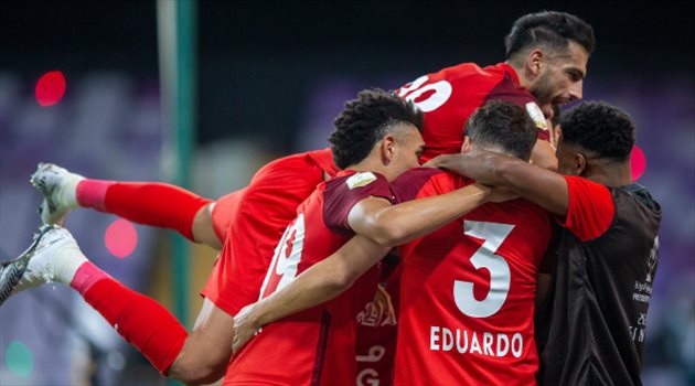 شباب الأهلي يحصد كأس الإمارات.. وأسطورة الهلال يحتفل مع نجم النصر