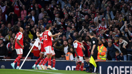 بداية لقاء أرسنال وليدز بعد التأجيل بسبب التيار الكهربائي