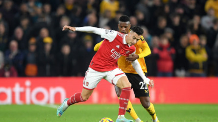 الدوري الإنجليزي| أرسنال يوسع الفارق مع سيتي بثنائية في الذئاب