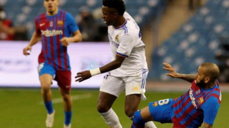 حذاء أبيض قد ينقذ نجم برشلونة من السجن.. دليل البراءة الوحيد