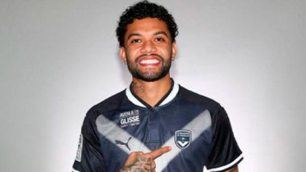 المعاقبة بارتداء قميص الاتحاد.. أوتافيو يصل جدة بأغرب طريقة